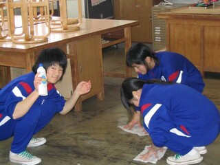 دیدنی هایی جالب ویژه ژاپن؛ از نظافت مدرسه توسط دانش آموزان تا خالی گذاشتن سمت راست پله برقی!(+عکس)