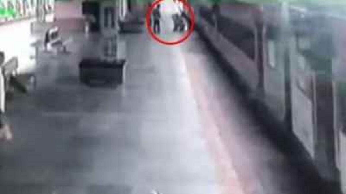 نجات مسافر پس از سقوط زیر قطار در حال حرکت