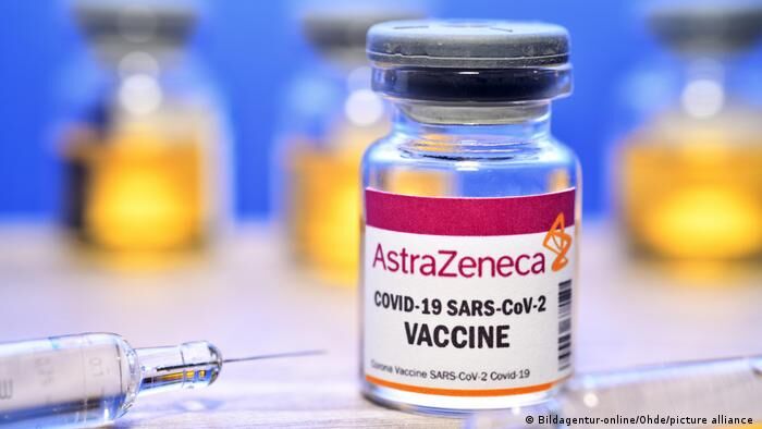 عوارض جانبی تزریق واکسن آسترازنکا (AstraZeneca)/ چه زمانی باید به مراکز پزشکی مراجعه کنیم؟