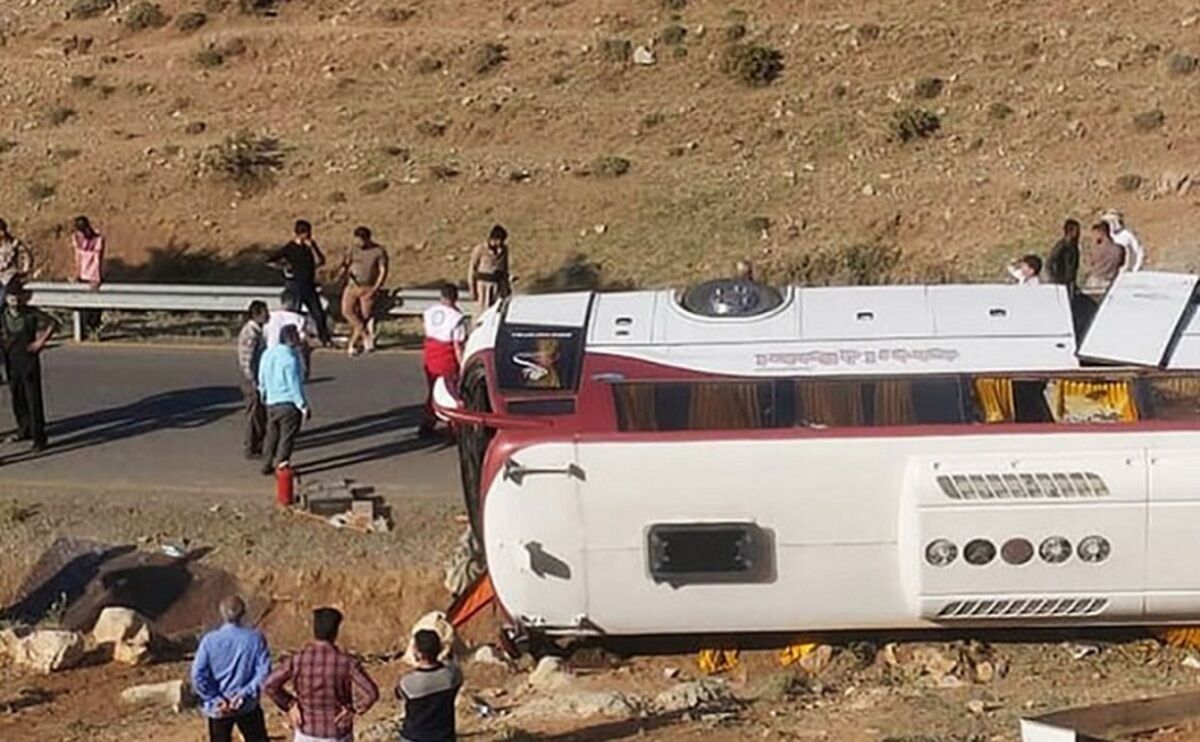 توضیحات خبرنگار شبکه خبر از شاهدان حادثه واژگونی اتوبوس خبرنگاران / فیلم