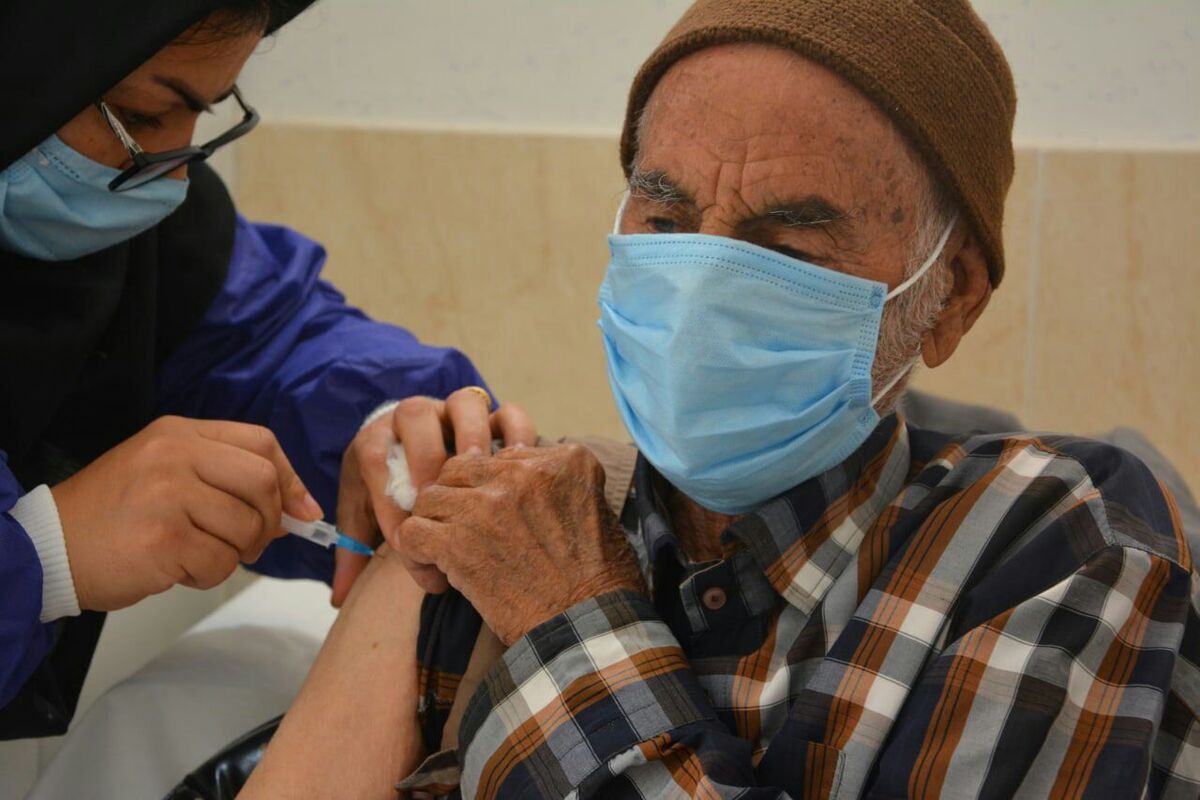 تاکنون فقط حدود ۵ تا ۶ درصد از جمعیت تحت پوشش دانشگاه علوم پزشکی مشهد واکسینه شدند