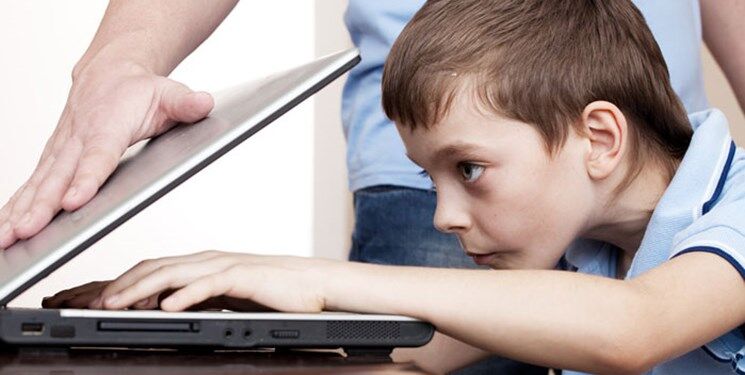 اعتیاد اینترنتی، گوشه‌گیری و بلوغ زودرس؛ خطرات فضای مجازی برای کودکان