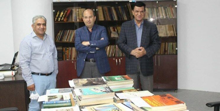  اهدای ۲۴۰ جلد کتاب و مجله‌ تخصصی به موزه بزرگ خراسان 