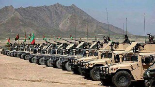 رها کردن تجهیزات نظامی توسط نیروهای ارتش افغانستان / فیلم
