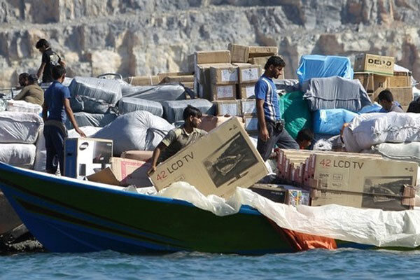 محموله ۱۰۰ میلیاردتومانی کالای قاچاق از یک شناور در بندر بوشهر کشف شد
