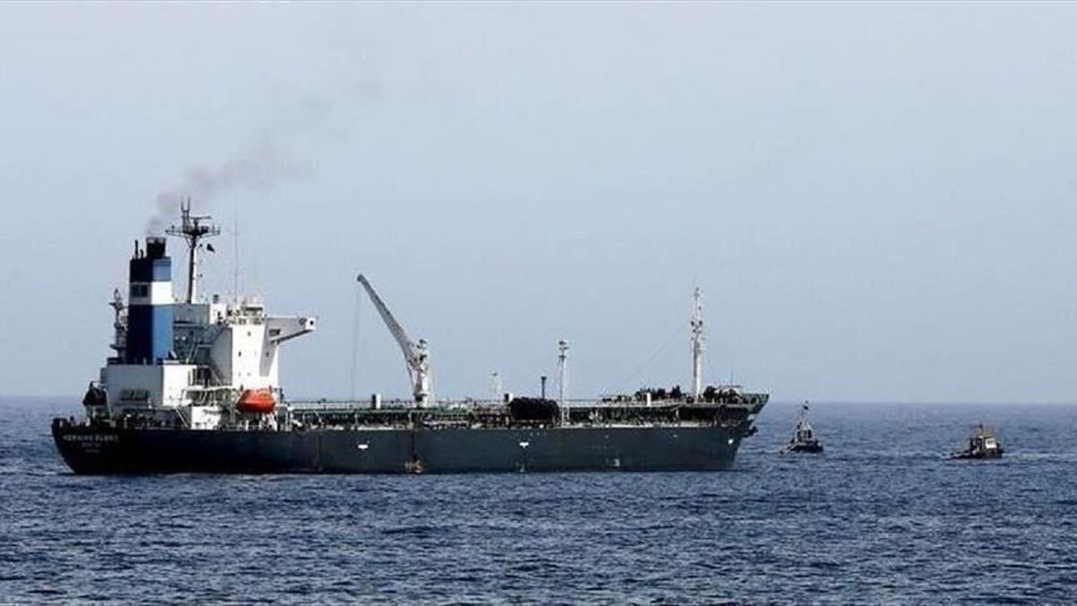 غرق شدن یک نفتکش یمنی در آب‌های نزدیک بندر عدن
