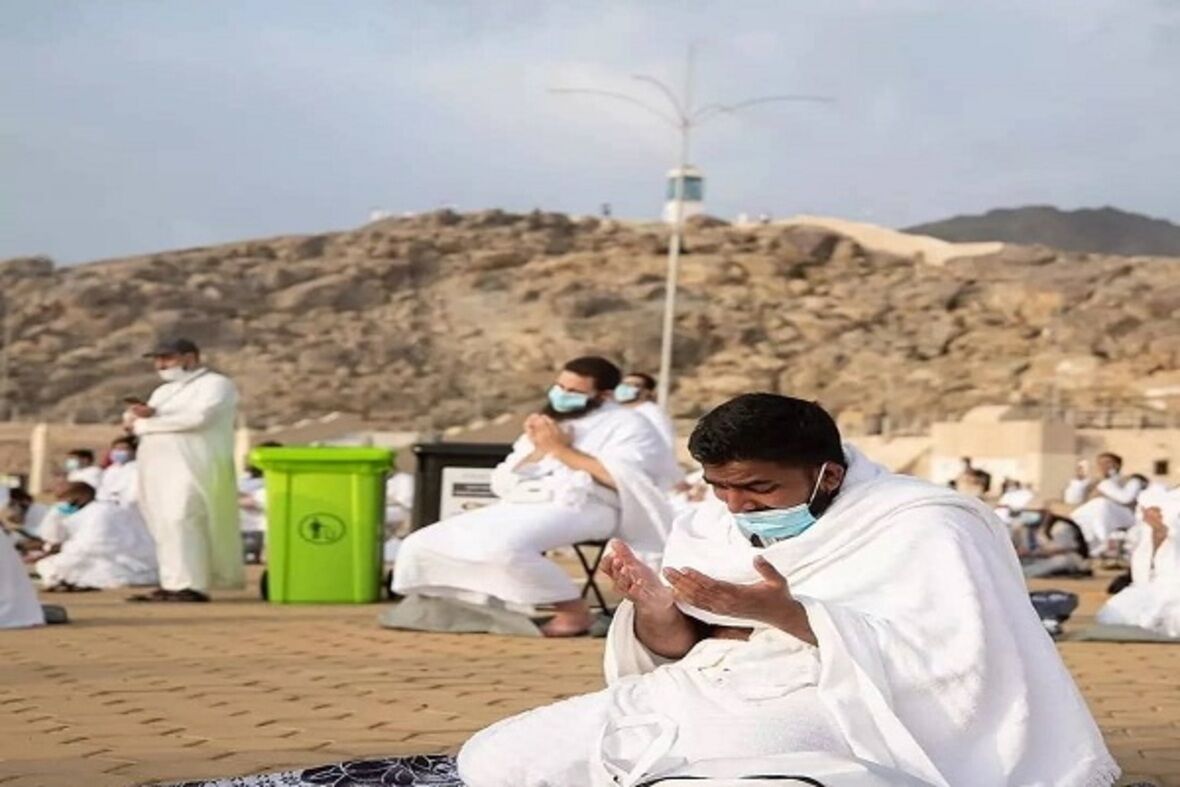 وقوف زائران در صحرای عرفات 