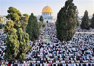 حضور ۱۰۰ هزار نفر در نماز عید قربان در مسجد الاقصی/ پرچم‌ حماس در دستان ساکنان قدس