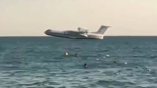لحظه بارگیری آب از دریا توسط هواپیماهای روسی