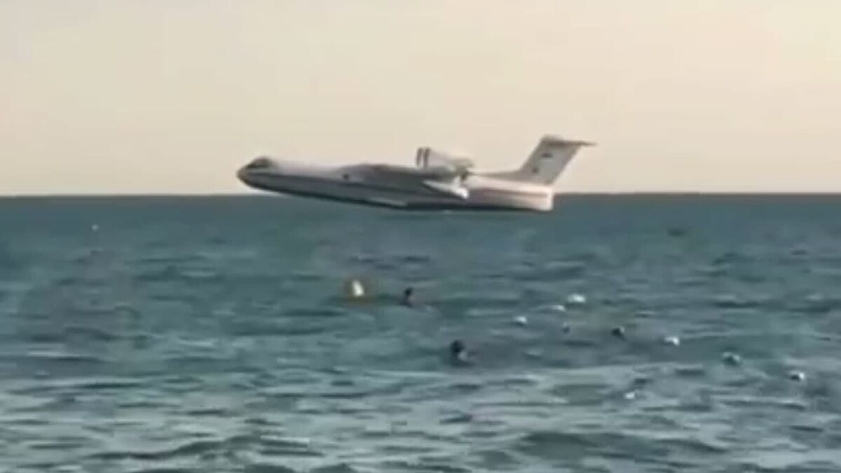 لحظه بارگیری آب از دریا توسط هواپیماهای روسی / فیلم