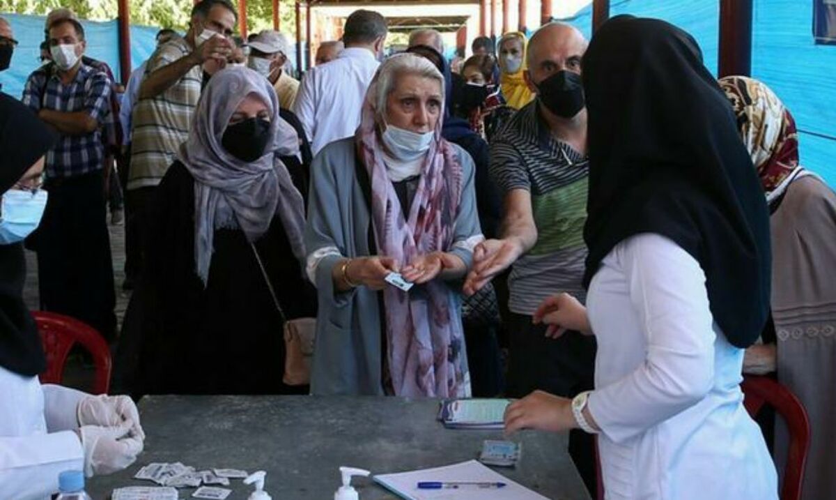 هشدار دانشگاه پزشکی مشهد در خصوص ازدحام مردم در پایگاههای واکسیناسیون