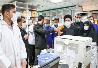 بازدید سرزده رئیسی از داروخانه ۲۹ فروردین ارتش / فیلم