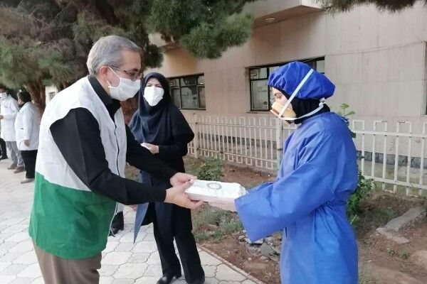 توزیع روزانه ۲ هزار غذای متبرک بین کادر درمان بیمارستان‌های مشهد