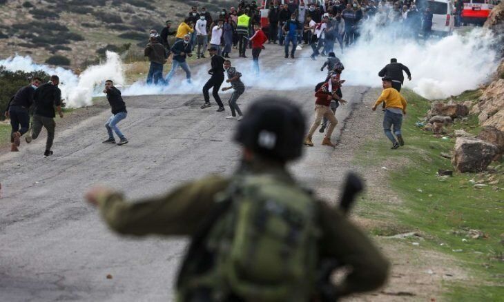 زخمی شدن ده‌ها فلسطینی در درگیری با نظامیان صهیونیست/ شهادت کودک فلسطینی در شرق غزه