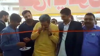 اقدام عجیب وزیر پاکستانی برای افتتاح یک فروشگاه!