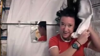 نحوه شستن موی سر در فضا / فیلم