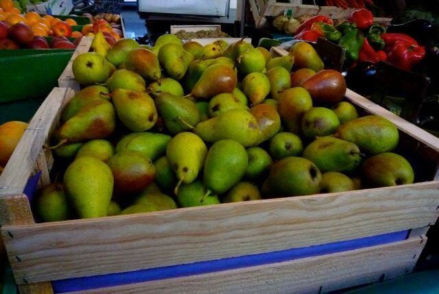 گلابی در صدر گران‌ترین میوه های بازار اصفهان

