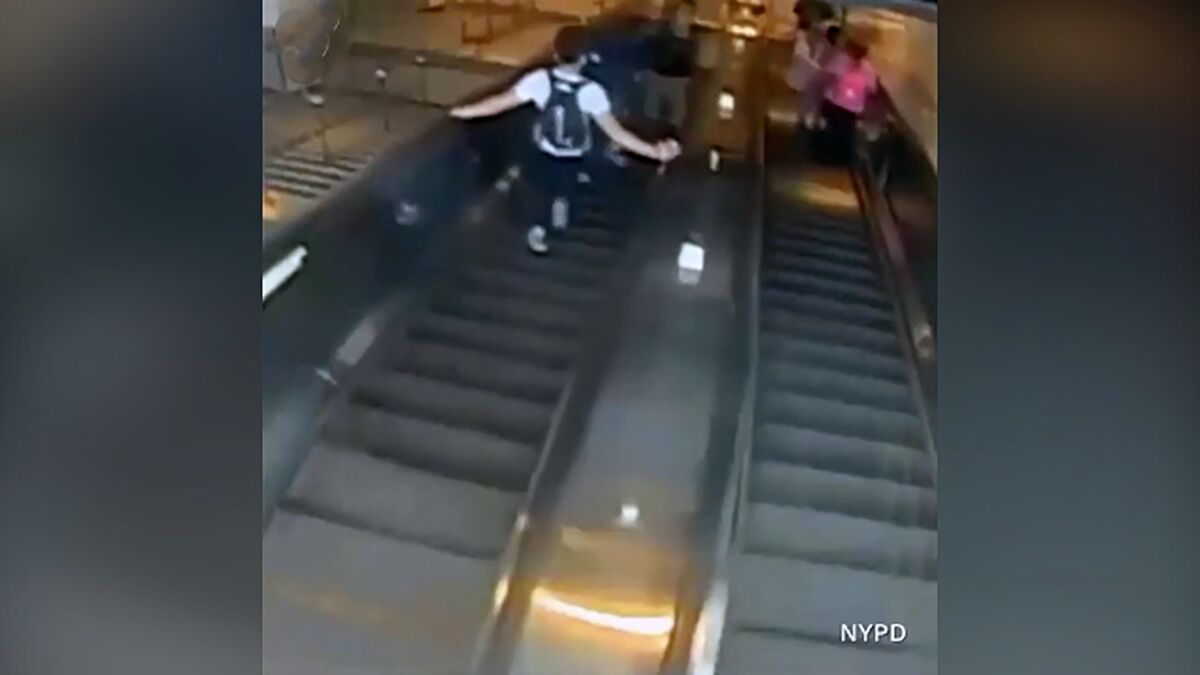 اقدام خشن مرد آمریکایی در مقابل زن جوان روی پله برقی / فیلم