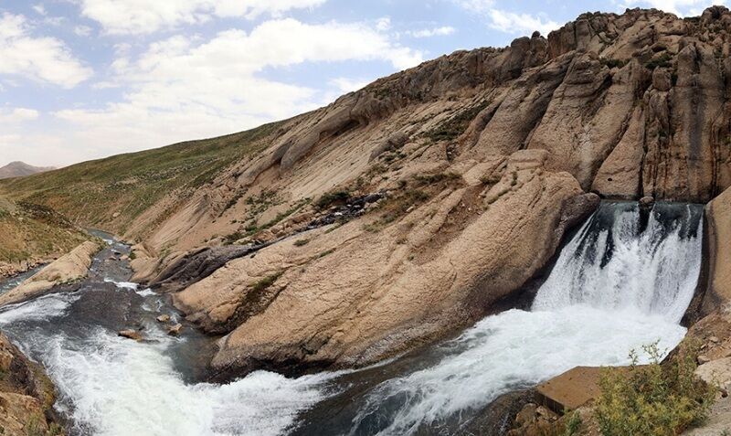 حجم آب چشمه کوهرنگ بیش از ۵۰ درصد کاهش یافت