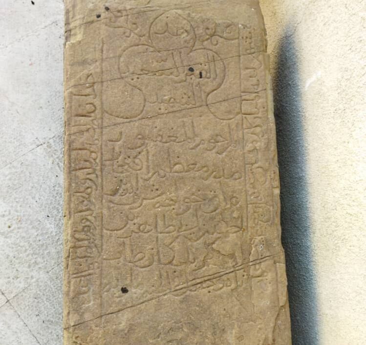 سنگ قبر متعلق به دوره ایلخانی در محلات کشف شد