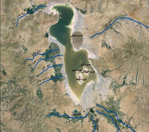 جزایر دریاچه ارومیه بواسطه کاهش آب بهم چسبیده اند
