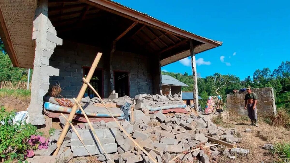 ۱۰ کشته و زخمی در پی وقوع زمین لرزه‌ای خفیف در اندونزی