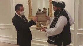 هدیه طالبان به وزیر خارجه چین