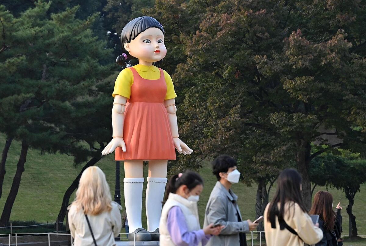 نصب عروسک غول‌پیکر سریال «بازی مرکب» در پارک شهر سئول