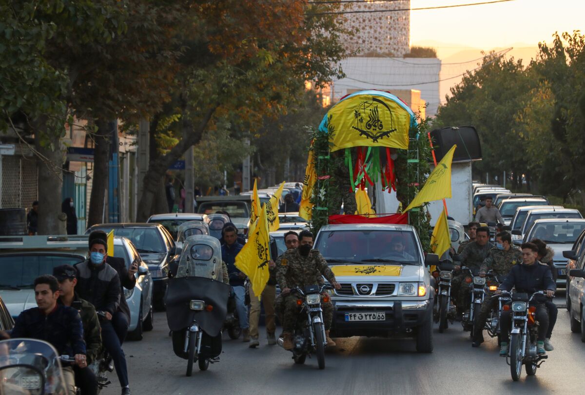 تشییع خودرویی پیکر فرمانده شهید فاطمیونی که بعد از ۶ سال بازگشت
