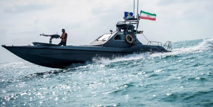بخشی از فیلم برخورد نیروی دریایی سپاه پاسداران با راهزنی آمریکایی ها در دریای عمان / فیلم