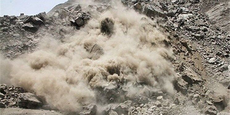 ریزش کوه در چم‌کاکا خسارت جانی نداشت/خسارت مالی زمین‌داران پرداخت می‌شود