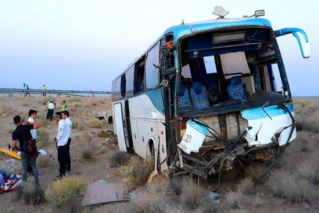 تصادف تریلی و اتوبوس کارگران معدن چادرملو در اصفهان ۲۹ مصدوم داشت