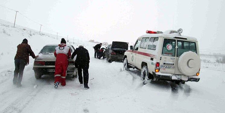 نجات سرنشینان ۵۰۰ خودرو گرفتار کولاک در آذربایجان‌غربی