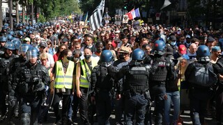 تقابل پلیس با معترضان و آتش سوزی در مرکز پاریس