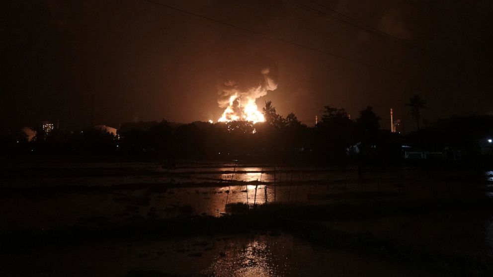 آتش به کارخانه فوم قشم خسارت ۱۰۰ درصدی وارد کرد