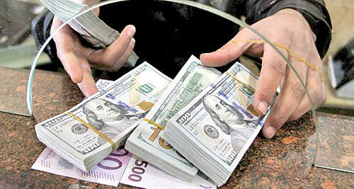 تخصیص ارز ۴۲۰۰ تومانی منابع مالی دولت را هدر داد
