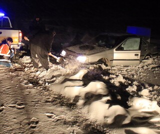۵۷ خودرو گرفتار برف و کولاک در گناباد کمک‌رسانی شدند