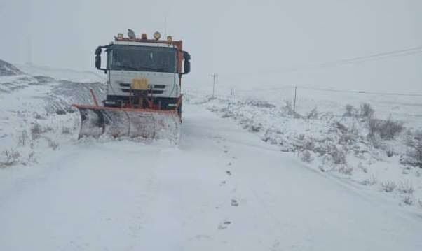 کولاک برف منجر به محدودیت تردد در ٢ مسیر جاده‌ای خراسان رضوی شد