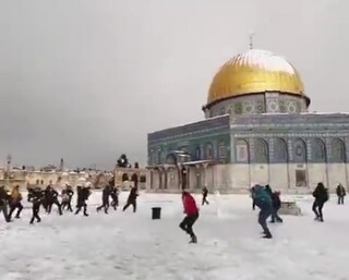 برف بازی کودکان و نوجوانان فلسطینی در مسجدالاقصی