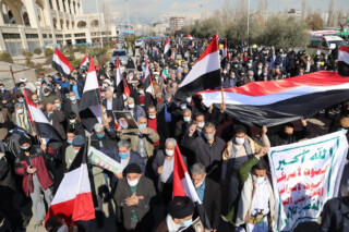 راهپیمایی نمازگزاران تهرانی در اعتراض به جنایات ائتلاف سعودی‌ در یمن، برگزار شد