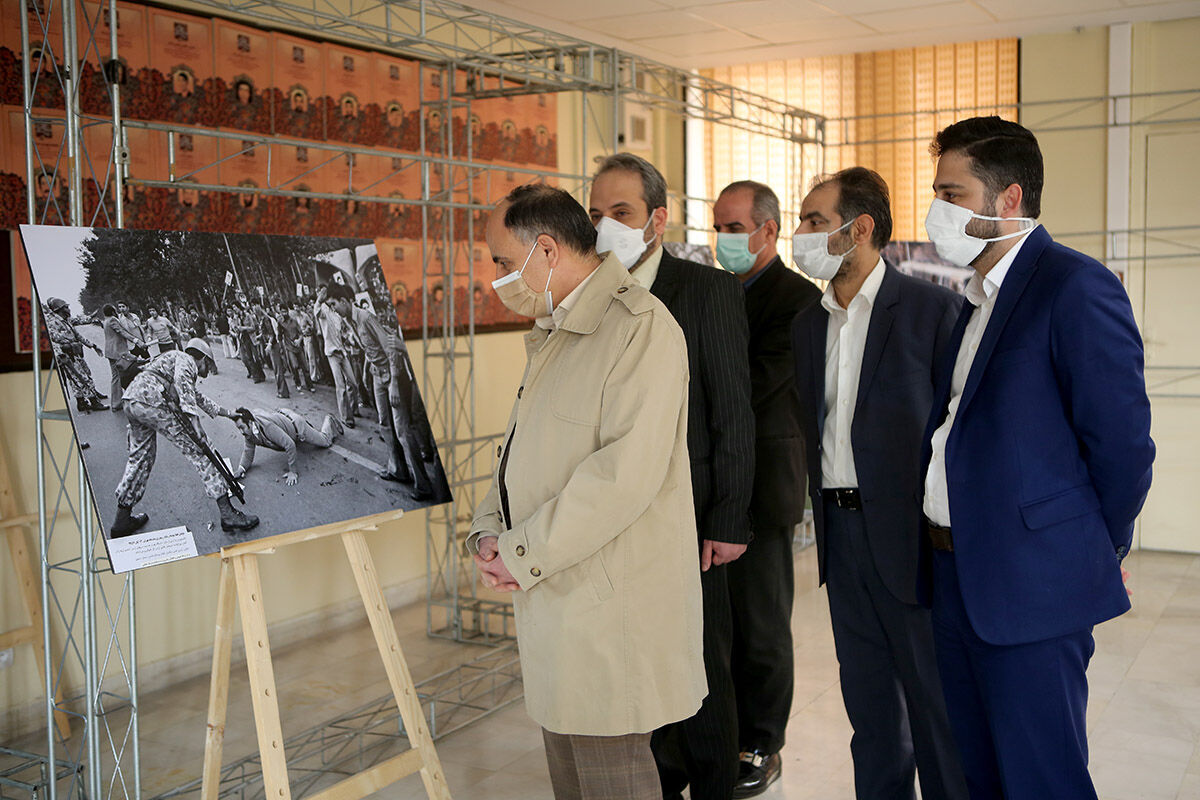 افتتاح نمایشگاه عکس‌های کمتر دیده شده انقلاب اسلامی در وزارت فرهنگ