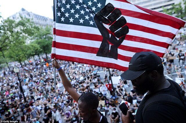 تظاهرات فعالان حقوق بشری در آمریکا در پی آزادی پلیس قاتل یک نوجوان سیاهپوست