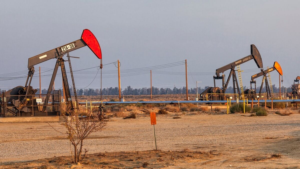 افزایش بهای نفت خام در پی کاهش غیرمنتظره ذخایر نفتی در آمریکا