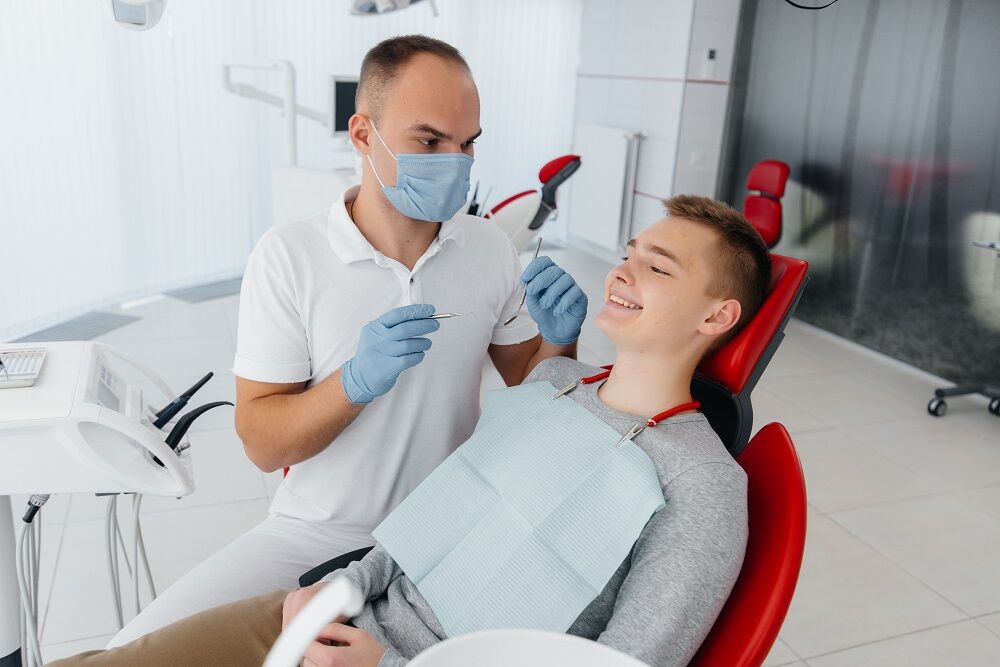 برای انجام ایمپلنت دندان به کدام دندانپزشک مراجعه کنیم؟