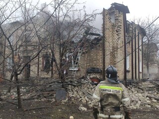 گلوله باران مناطق دونباس/ انفجار انبار بزرگ نفت در لوگانسک