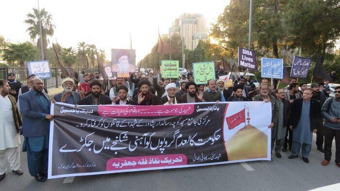 اعتراض گسترده شعیان پاکستان به حمله تروریستی علیه نمازگزاران در پیشاور