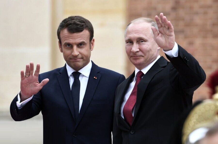 قیافه و ژست‌های جالب رئیس جمهوری فرانسه پس از گفت‌وگو با پوتین