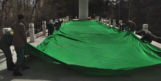 اهتزاز بلندترین پرچم سبز کشور به مناسبت نیمه شعبان