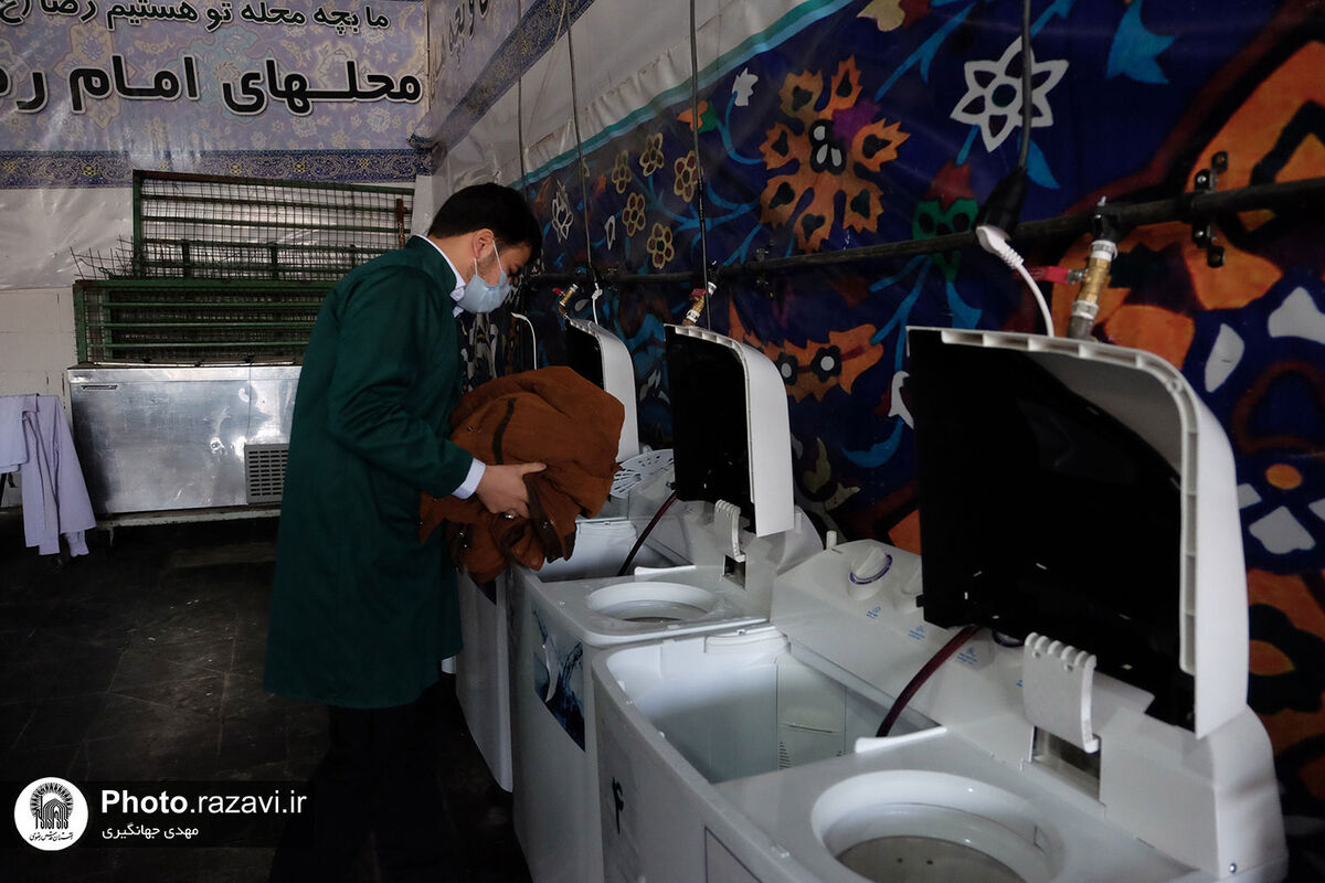 شست‌وشوی رایگان البسه زائران نوروزی در ایستگاه صلواتی باب‌الجواد(ع)