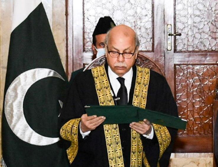 عمران خان رئیس سابق دیوان عالی کشور را به عنوان نخست وزیر موقت پاکستان پیشنهاد کرد